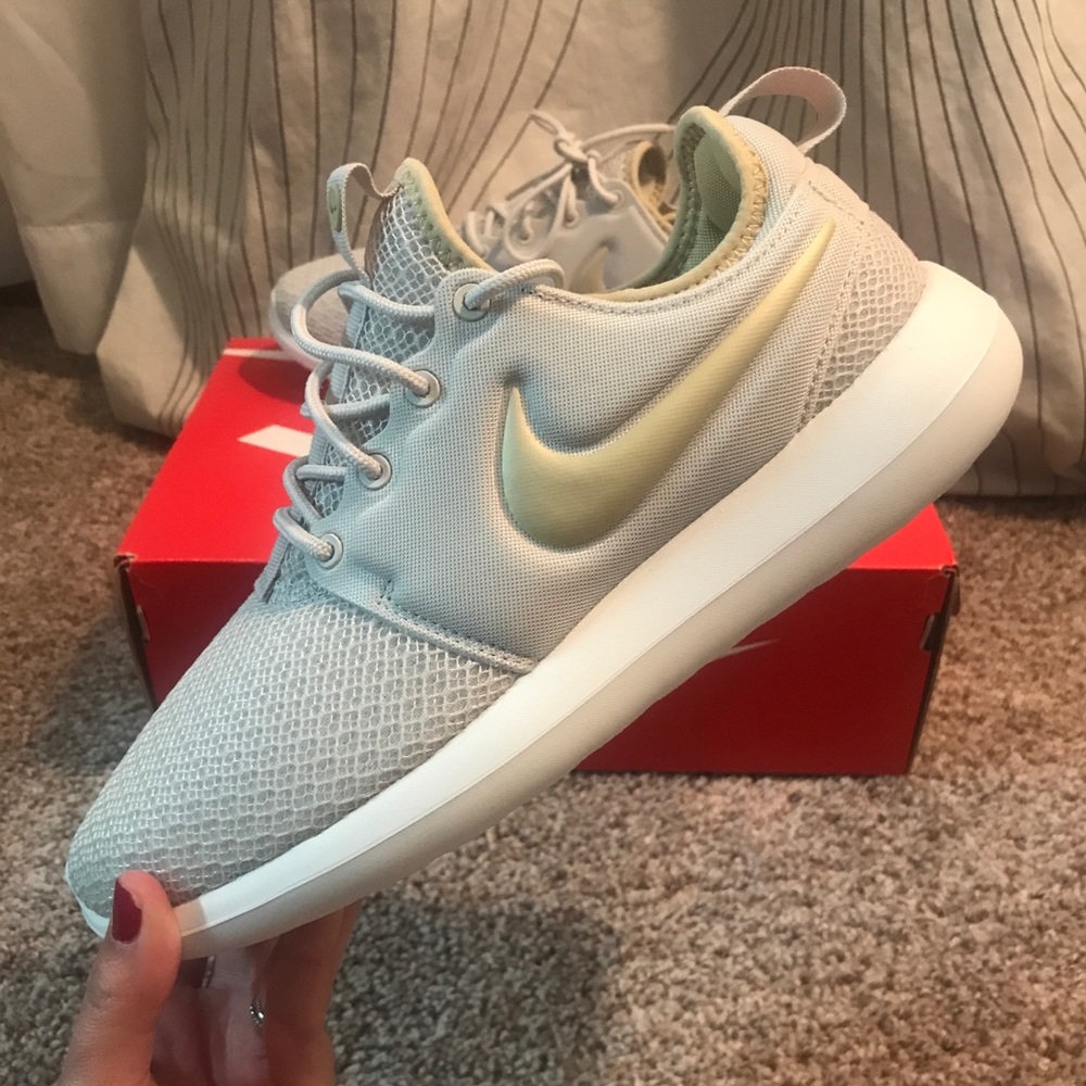 ❗️SOLD❗️NEW Nike Roshe Two Light Bone / Gold 8
